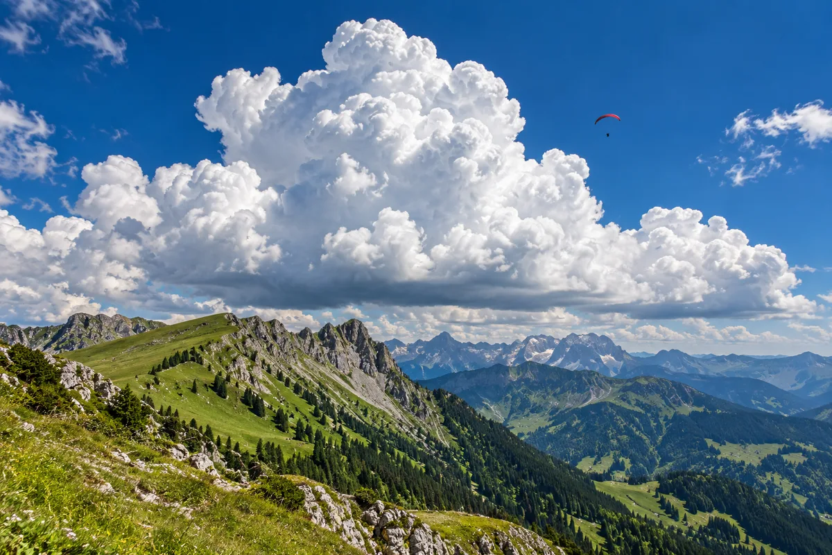 Cumulus bourgeonnant au-dessus d’une crête de montagne